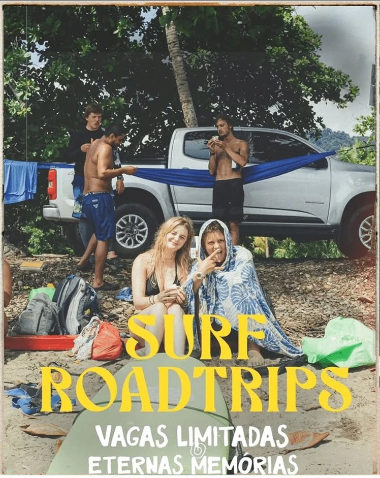 A group of young people at the beach with a pickup truck in the background, some are shirtless, sitting and standing around, with surfboards, backpacks, and beach gear visible. The truck has a hammock tied between the cab and the bed, and there are trees and greenery behind the scene. The overlay text reads "Surf Roadtrips, Vagas Limitadas, Eternas Memorias."
