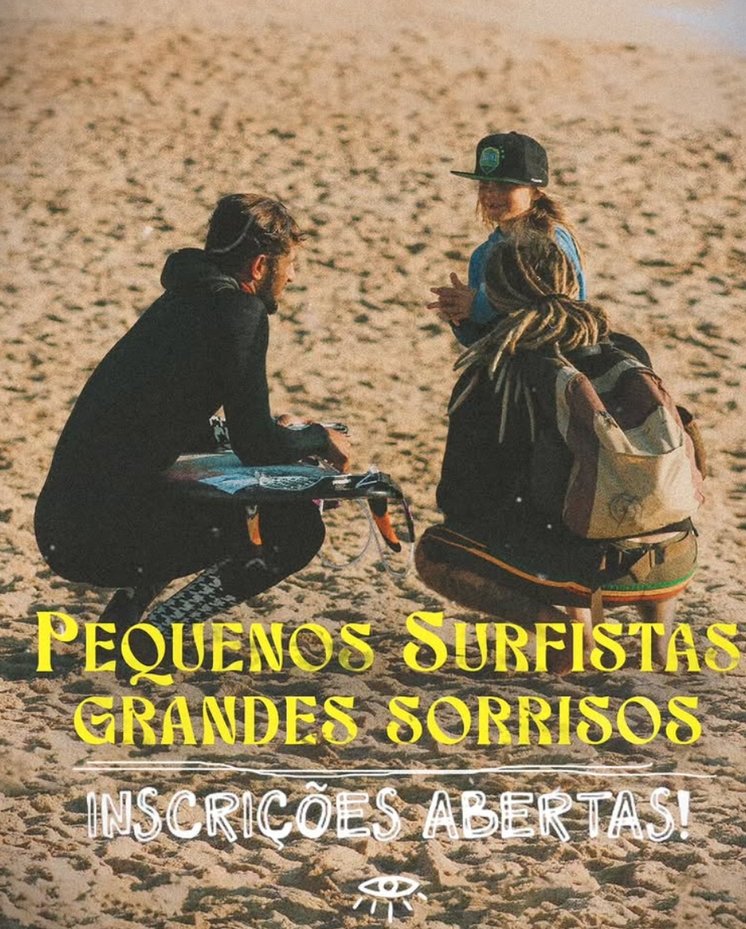 Three small surfers talking on a sandy beach. One with a backpack, another wearing a hat, and the third with dreadlocks. The text in Portuguese says, "Pequenos Surfistas Grandes Sorrisos. Inscrições Abertas!"