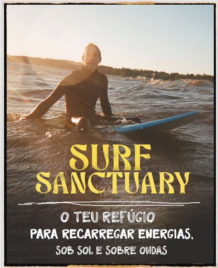 A person sitting on a paddleboard in a body of water during sunset with hills and boats in the background, with text reading "Surf Sanctuary, O teu refúgio para recarregar energias, sob sol e sobre ondas".